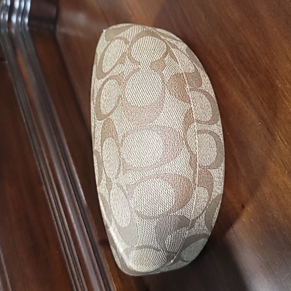 🌺 Coach Signature Sunglasses Case